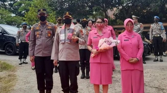 8 Potret Uut Permatasari Pakai Seragam Bhayangkari Baru 2 Bulan