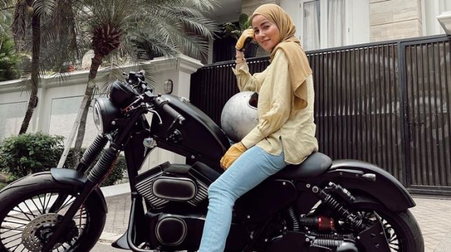 10 Potret Olla Ramlan Naik Moge, Berjilbab tapi Masih Kelihatan Seksi