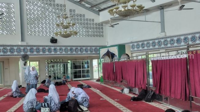 Tak Kunjung Dipindahkan ke Kampus I, Ratusan Siswa SMA 1 Padang Pilih Belajar Mandiri Pakai YouTube di Masjid Sekolah