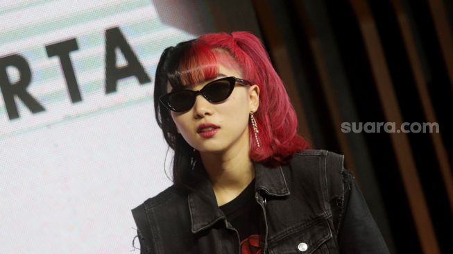 Gaya Rambut ala Cruella, Isyana Sarasvati Tampil Nyentrik di Konferensi Pers Soundrenaline 2022