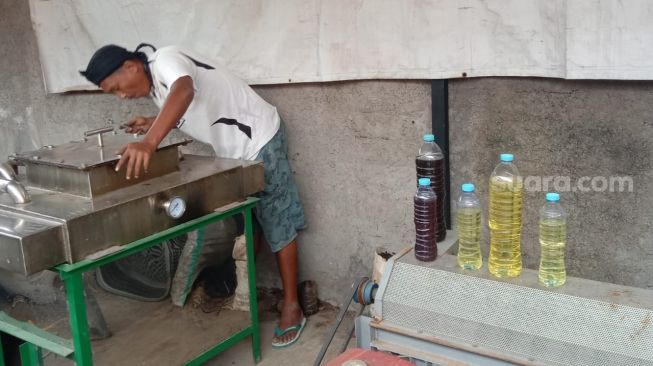 Inspiratif! Berawal dari Keprihatinan, Warga Sukoharjo Olah Sampah Plastik Jadi Minyak Tanah hingga Solar