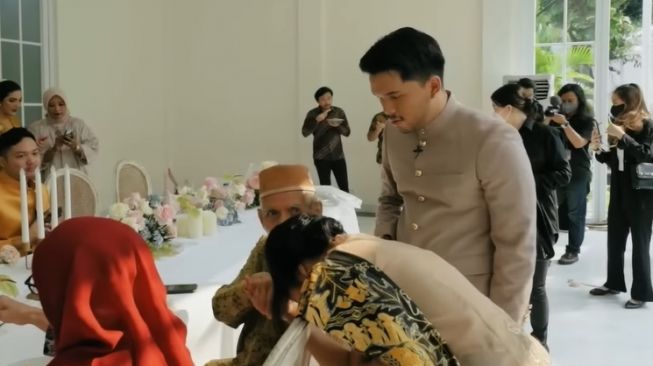 Momen Fuji Dikenalkan ke Keluarga Thariq Halilintar (YouTube/Thariq Halilintar)