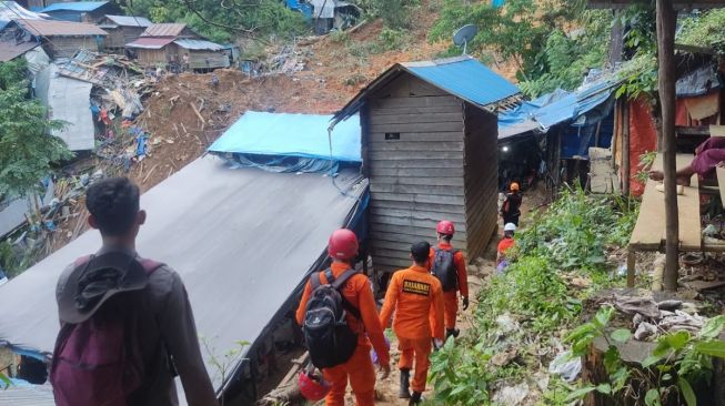 Tim Basarnas melakukan penyisiran di lokasi tanah longsor di kawasan tambang emas rakyat, Kecamatan Sungai Durian, Kabupaten Kotabaru, Kalimantan Selatan, Rabu (28/9/2022). [FOTO DOK. BASARNAS].