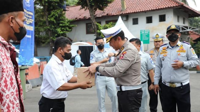 Gandeng BNI dan Jasaraharja Putera, Korlantas Bagikan Ratusan Sembako ke Supir Bus