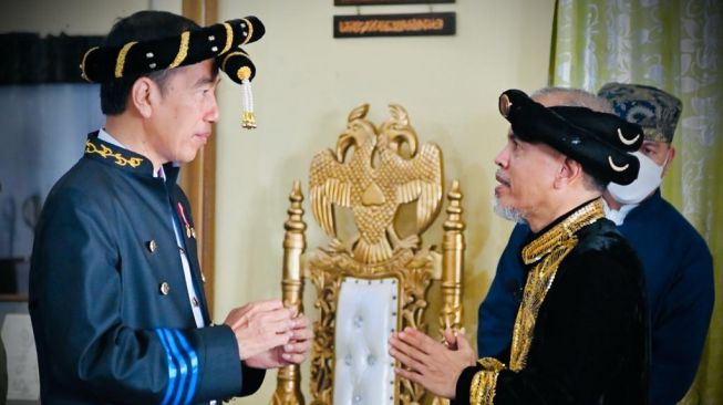 Presiden Joko Widodo atau Jokowi dianugerahi gelar adat Kesultanan Ternate saat mengunjungi Kedaton Sultan Ternate, Kota Ternate, Maluku Utara, Rabu (28/9/2022). [Foto: Laily Rachev - Biro Pers Sekretariat Presiden]