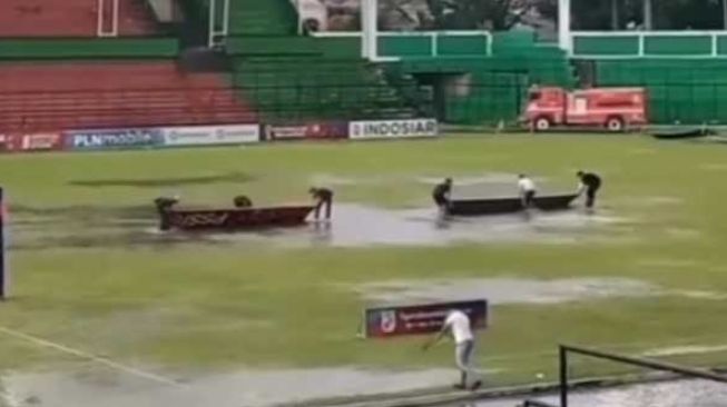 Viral Stadion Teladan Medan Banjir, Genangan Air Dikuras Pakai Papan Sponsor