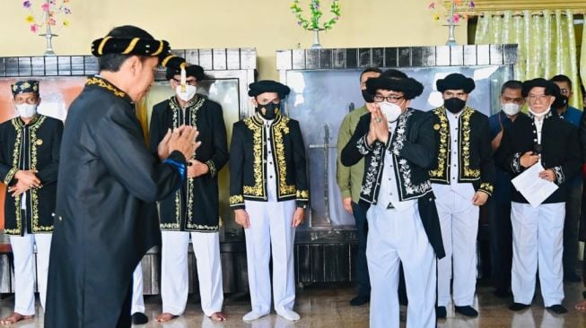 Presiden Joko Widodo atau Jokowi dianugerahi gelar adat Kesultanan Ternate saat mengunjungi Kedaton Sultan Ternate, Kota Ternate, Maluku Utara, Rabu (28/9/2022). [Foto: Laily Rachev - Biro Pers Sekretariat Presiden]