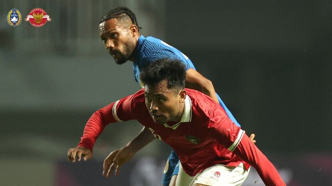 Winger Timnas Indonesia, Saddil Ramdani berebut bola dengan pemain Curacao dalam laga persahabatan FIFA Matchday di Stadion Pakansari, Cibinong, Bogor, Selasa (27/9/2022) malam WIB. [PSSI]