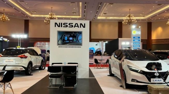 Nissan LEAF, salah satu mobil listrik yang dipajang di IEMS 2022 , JCC [Nissan Indonesia via ANTARA].