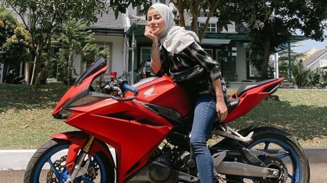 Potret Olla Ramlan Naik Moge (instagram/@ollaramlan)