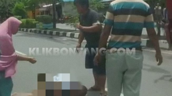 Seorang Kakek Terkapar di Tengah Jalan Tanjung Laut Indah Usai Ditabrak Pemotor saat Hendak Menyebrang