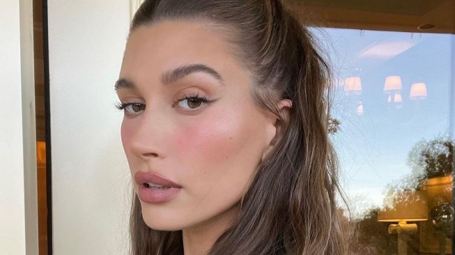 Hailey Bieber Akui Derita Kista Ovarium Berulang, Benarkah Bikin Sulit Hamil?