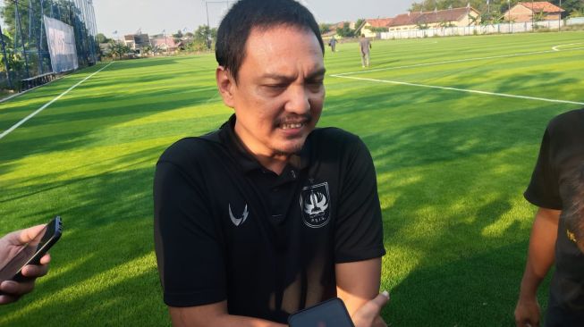 CEO PSIS Semarang Yoyok Sukawi saat berada di Wasesa Soccer Field, Kabupaten Demak, Rabu (28/9/2022). [Suara.com/Budi AR]