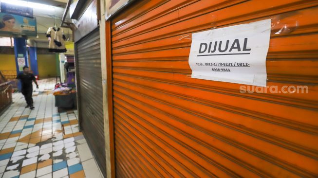 Sejumlah kios terpasang stiker bertuliskan 'disewakan' atau 'dijual' di Pasar Mampang, Jakarta Selatan, Rabu (28/9/2022). [Suara.com/Alfian Winanto]