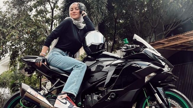 Potret Olla Ramlan Naik Moge (instagram/@ollaramlan)