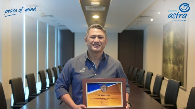 Finance Director Asuransi Astra, Maximiliaan Agatisianus menerima penghargaan Asuransi Terbaik di ajang Penghargaan Investor Awards 2022 [Asuransi Astra].