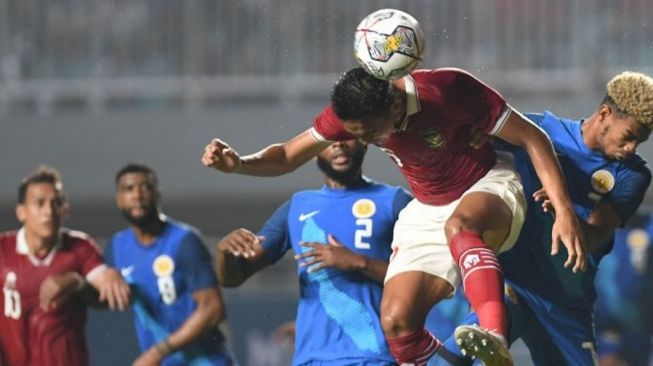 Pesepak bola Tim Nasional Indonesia Rizky Ridho (kedua kanan) menyundul bola ke arah gawang Tim Nasional Curacao dalam pertandingan 'FIFA Match Day' di Stadion Pakansari, Cibinong, Kabupaten Bogor, Jawa Barat. [Dok.Antara]