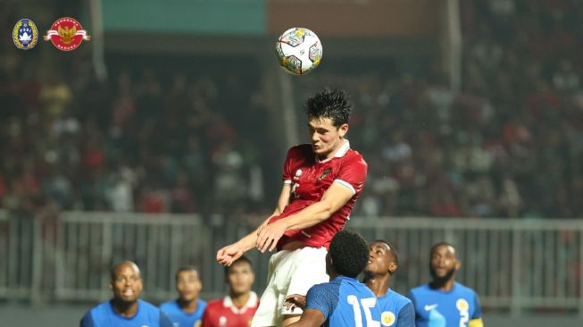 Bek Timnas Indonesia, Elkan Baggott melakukan sundulan dalam laga persahabatan FIFA Matchday di Stadion Pakansari, Cibinong, Bogor, Selasa (27/9/2022) malam WIB. [PSSI]