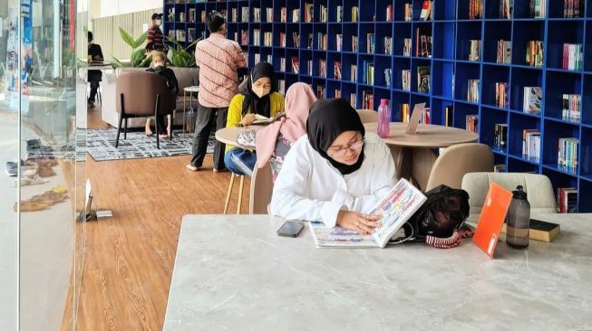 Nongkrong Seru sambil Baca Buku di Taman Literasi Martha Tiahahu