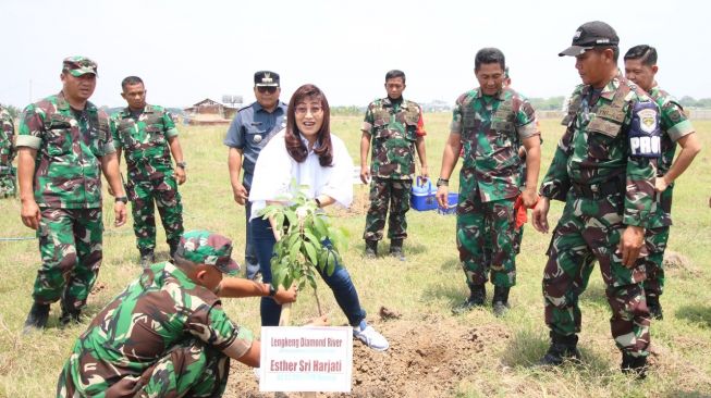 FIFGROUP Hijaukan Bumi, Acara Tanam Ribuan Pohon Bersama Korem Cibitung