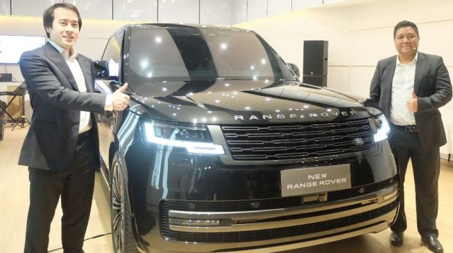 Gerry Kertowidjojo, Presiden Direktur PT JLM Auto Indonesia (kiri) dan Irvino Edwardly, Direktur Penjualan & Pemasaran PT JLM Auto Indonesia.(kanan) mengapit The New Range Rover [PT JLM Auto Indonesia].