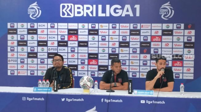 Caretaker pelatih Persis Solo, Rasiman dan bek Gavin Kwan Adsit menghadiri jumpa pers jelang laga melawan PSM Makassar di Stadion Manahan, Rabu (28/9/2022)