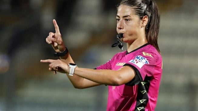 Maria Sole Ferrieri Caputi, wasit wanita Italia yang akan memimpin pertandingan Serie A. [Foto: Football Italia]