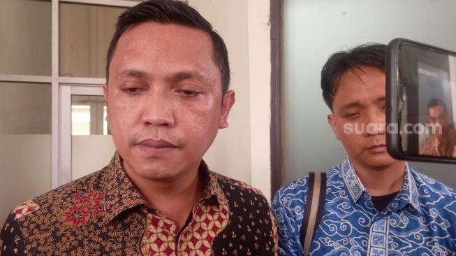 Ronny Talpessy, pengacara Bharada E saat ditemui di PN Jakarta Selatan. (Suara.com/Arga)