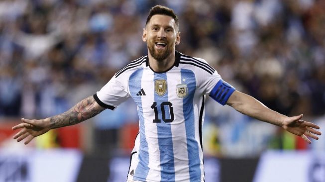 Penyerang Timnas Argentina, Lionel Messi melakukan selebrasi usai mencetak gol ke gawang Timnas Jamaika pada laga uji coba di Red Bull Arena, Harrison, New Jersey, Amerika Serikat, Rabu (28/9/2022) pagi WIB. [Andres Kudacki / AFP]