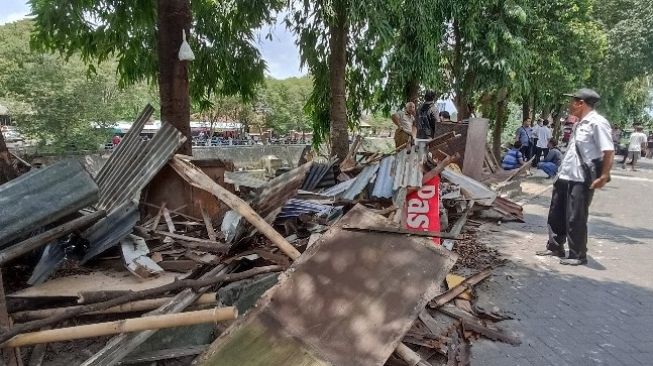 Bangunan tak berizin di atas sempadan Sungai Code, Brontokusuman, Mergangsan, Kota Yogyakarta ditertibkan, Rabu (28/09/2022). [Kontributor Suarajogja.id / Putu Ayu Palupi]