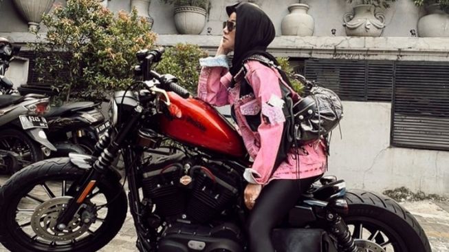 Potret Olla Ramlan Naik Moge (instagram/@ollaramlan)