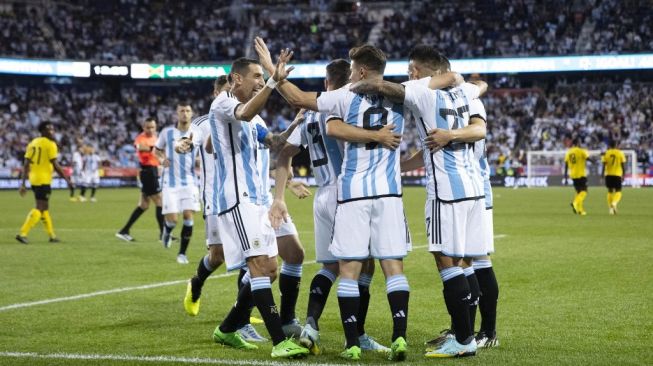 Penyerang Timnas Argentina Julian Alvarez (tengah) melakukan selebrasi dengan rekan-rekannya setelah mencetak pembuka timnya dalam laga persahabatan internasional FIFA Matchday antara Argentina dan Jamaika di Red Bull Arena di Harrison, New Jersey, pada 27 September 2022.
Andres Kudacki / AFP.