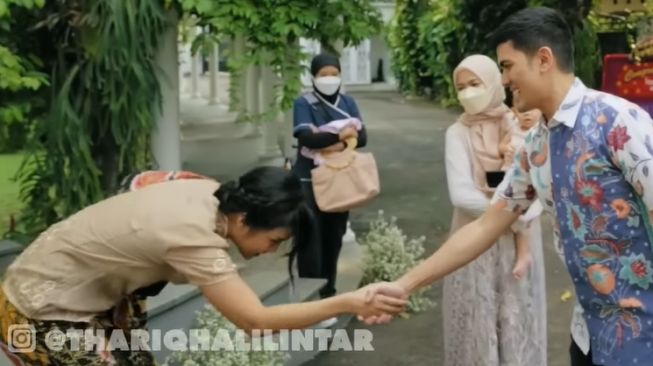 Momen Fuji Dikenalkan ke Keluarga Thariq Halilintar (YouTube/Thariq Halilintar)