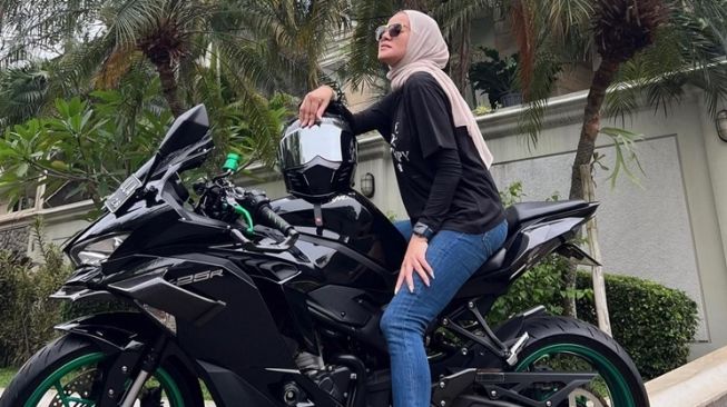 Potret Olla Ramlan Naik Moge (instagram/@ollaramlan)