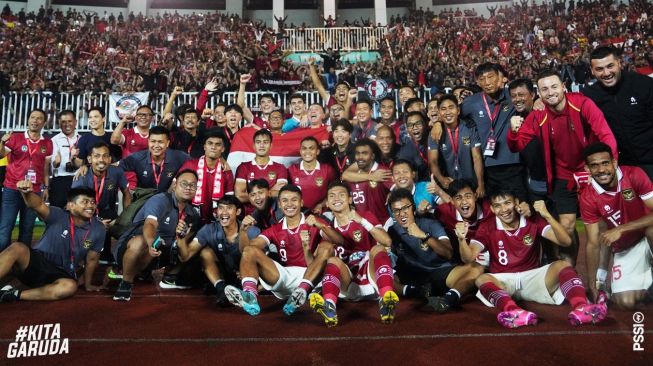 Para pemain dan ofisial Timnas Indonesia merayakan kemenangan atas Curacao dalam laga persahabatan FIFA Matchday di Stadion Pakansari, Cibinong, Bogor, Selasa (27/9/2022) malam WIB. [PSSI]