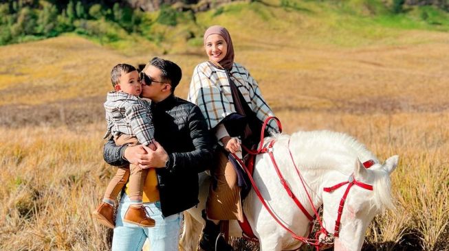 7 Potret Artis Liburan di Bromo, Irwansyah dan Zaskia Sungkar Bawa Buah Hatinya