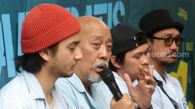 Indro Warko memberikan keterangan pers bersama para pemain film Miracle In Cell No 7 di Jakarta, Kamis (29/9/2022). [Suara.com/Oke Atmaja]