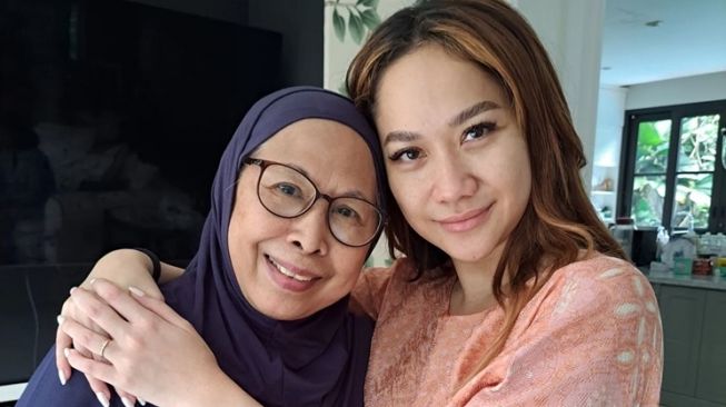 Potret kedekatan Bunga Citra Lestari dan mertua (Instagram/@dida_sinclair)