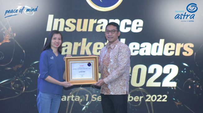 SVP Investment & Finance Asuransi Astra, Lia Prilianty Singgih (kiri) menerima penghargaan General Insurance Market Leaders yang diberikan oleh Direktur Eksekutif AAUI (Asosiasi Asuransi Umum Indonesia), Bern Dwyanto (kanan) dalam Insurance Market Leaders Award 2022 [Asuransi Astra]