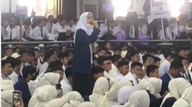 Viral Mahasiswa Baru Cover Lagu 'Sang Dewi' Lyodra saat Ospek, Netizen: Bakal Diincar Kating! (Dok: Instagram/indomusikgram)