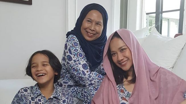 Potret kedekatan Bunga Citra Lestari dan mertua (Instagram/@dida_sinclair)