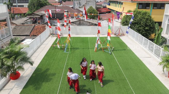 Pelajar bermain saat jam istirahat di SDN Ragunan 08 yang termasuk sekolah berkonsep net zero carbon di Ragunan, Jakarta Selatan, Kamis (29/9/2022). [Suara.com/Alfian Winanto]