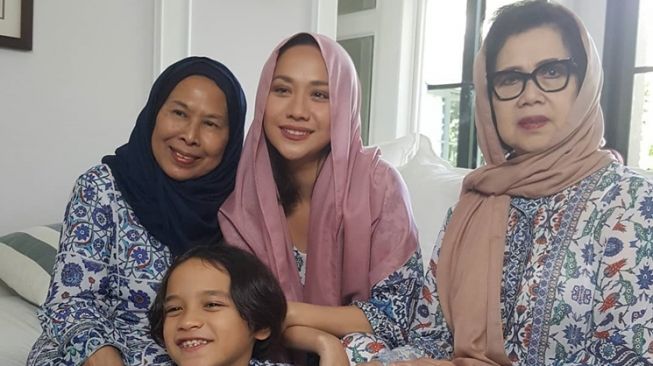 Potret kedekatan Bunga Citra Lestari dan mertua (Instagram/@dida_sinclair)