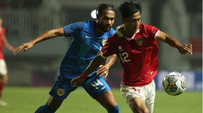 Pratama Arhan berebut bola dengan pemain Timnas Curacao dalam gelaran FIFA Matchday, di Stadion Pakansari, Bogor, Selasa (27/9/2022). (Twitter/@PSSI)