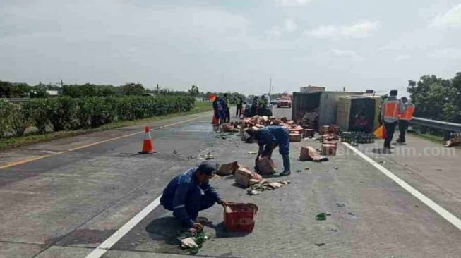 Tiga Ton Bir Tumpah ke Jalan Tol Setelah Truk yang Mengangkutnya Terguling