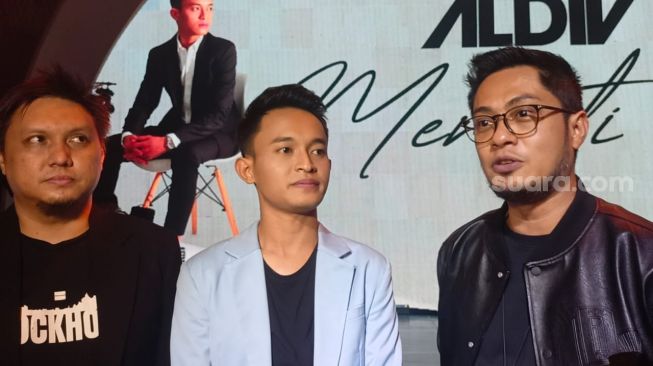 Aldiv (tengah) bersama Icha eks Jikustik dan Ferry Ardiansyah saat merilis lagu terbarunya berjudul "Menanti" di Jakarta, Selasa (27/9/2022). [Rena Pangesti/Suara.com]