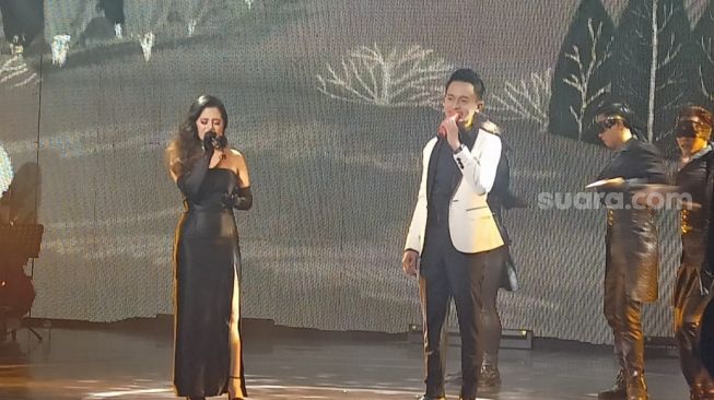 Penampilan Aldiv di acara rilis lagu terbarunya berjudul "Menanti" di kawasan Sudirman, Jakarta Selatan, Selasa (27/9/2022). [Rena Pangesti/Suara.com]