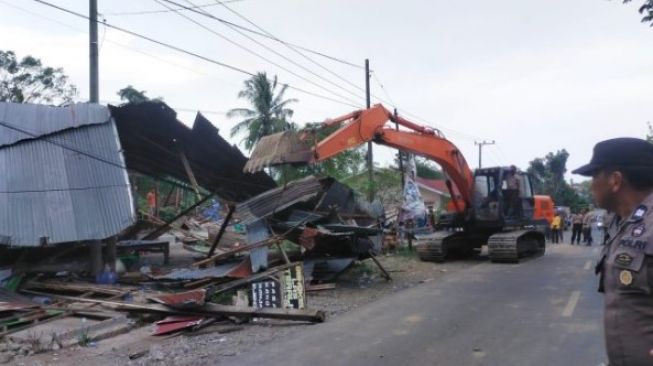 7 Rumah di Kabupaten Jeneponto Dibongkar Petugas, Jalan Poros Jeneponto Macet Total