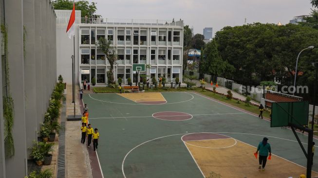 Pelajar mengikuti proses belajar di SDN Ragunan 08 yang termasuk sekolah berkonsep net zero carbon di Ragunan, Jakarta Selatan, Kamis (29/9/2022). [Suara.com/Alfian Winanto]