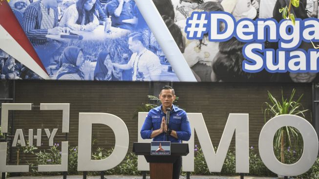 Ketua Umum Partai Demokrat Agus Harimurti Yudhoyono memberi salam sebelum menyampaikan tanggapan terkait kasus hukum yang menjerat Gubernur Papua yang juga Ketua DPD Partai Demokrat Papua Lukas Enembe di Kantor DPP Partai Demokrat, Jakarta, Kamis (29/9/2022).  ANTARA FOTO/M Risyal Hidayat